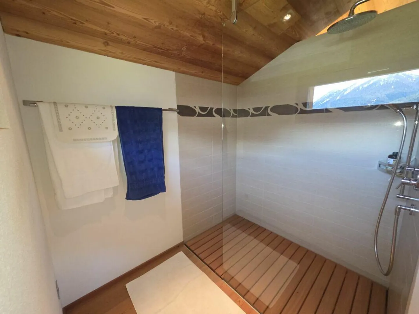 4 Rooms - Stable in a Great Location with Surroundings - Photo 7 of 14