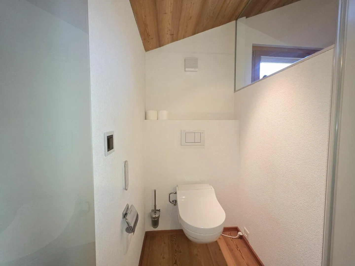 4 Rooms - Stable in a Great Location with Surroundings - Photo 8 of 14