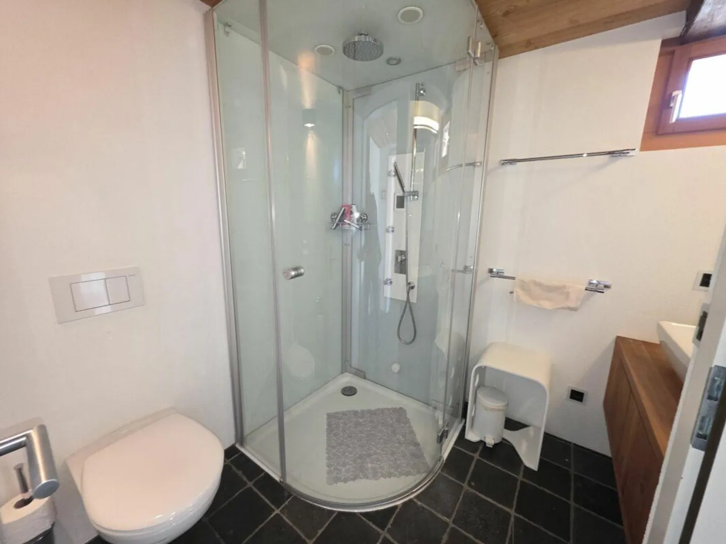 4 Rooms - Stable in a Great Location with Surroundings - Photo 11 of 14