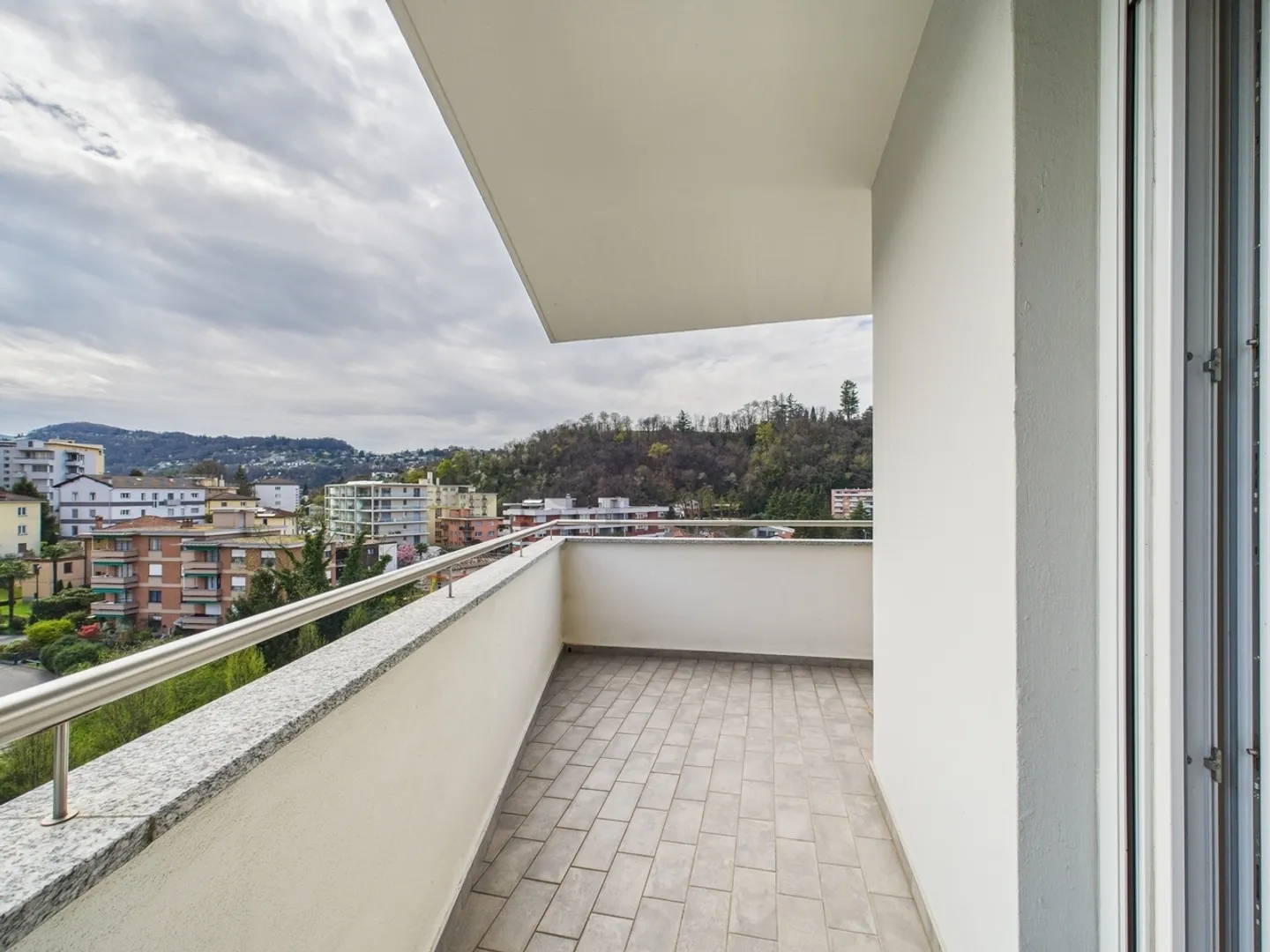 Paradiso – Furnished 2.5 Room Apartment with Parking Space, Great Investment - Photo 6 of 9