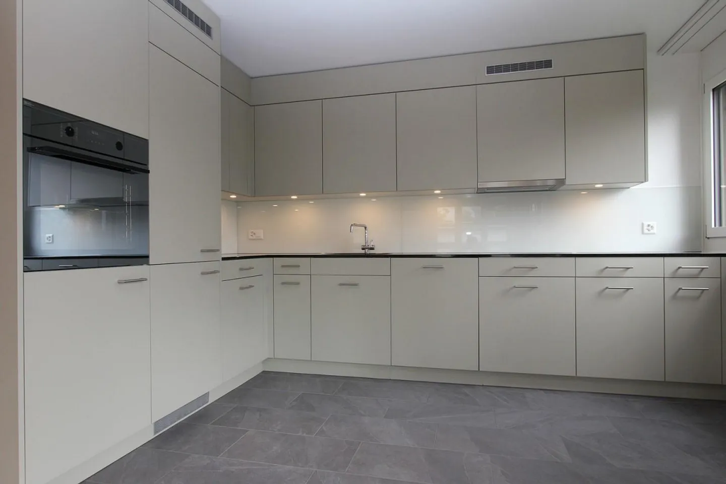 Première location après rénovation complète - encore 2 appartements de 4½ pièces disponibles - Photo 1 sur 10
