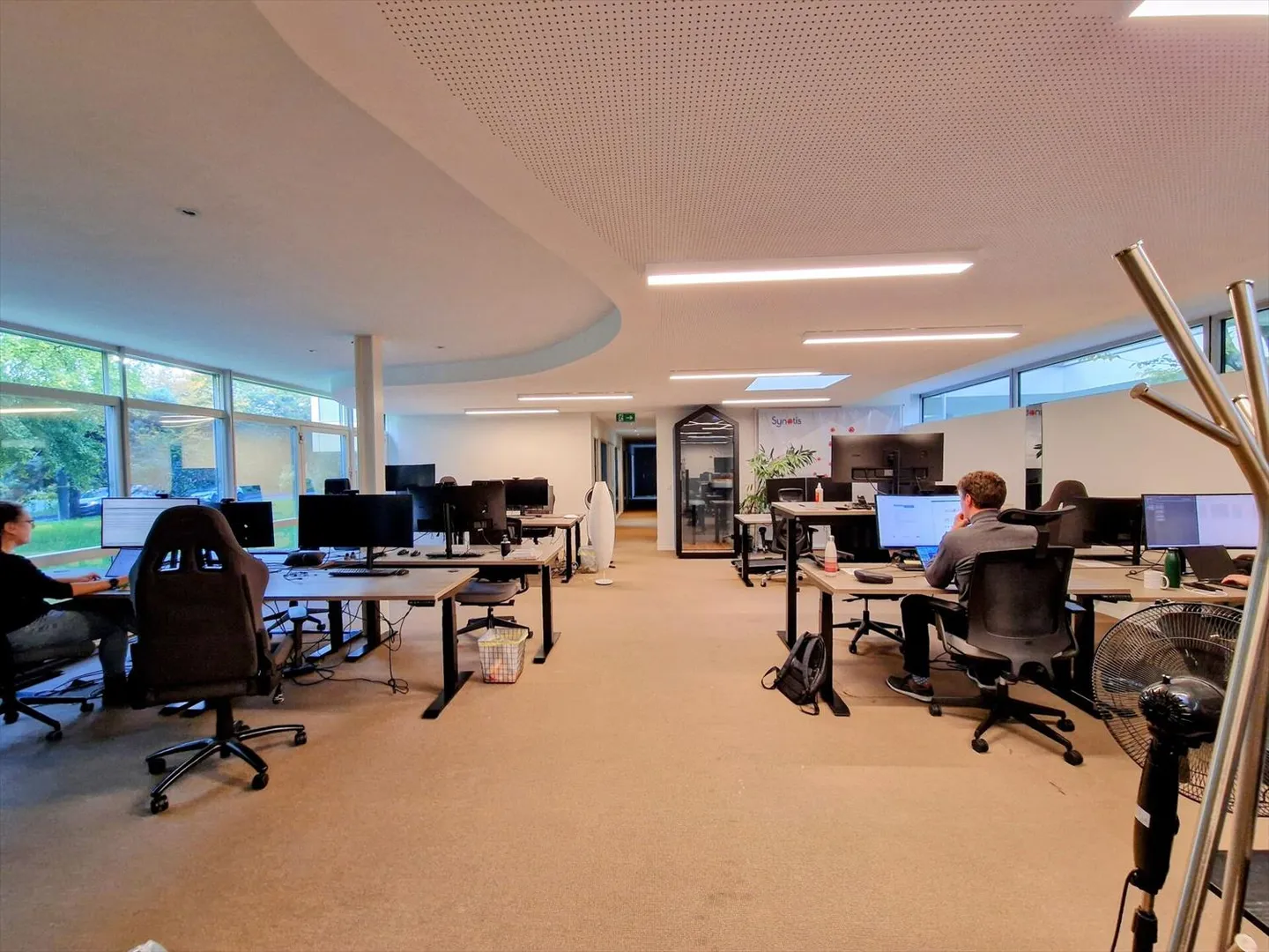 Bureaux clés en main, modernes et lumineux, face au lac. - Photo 3 sur 9