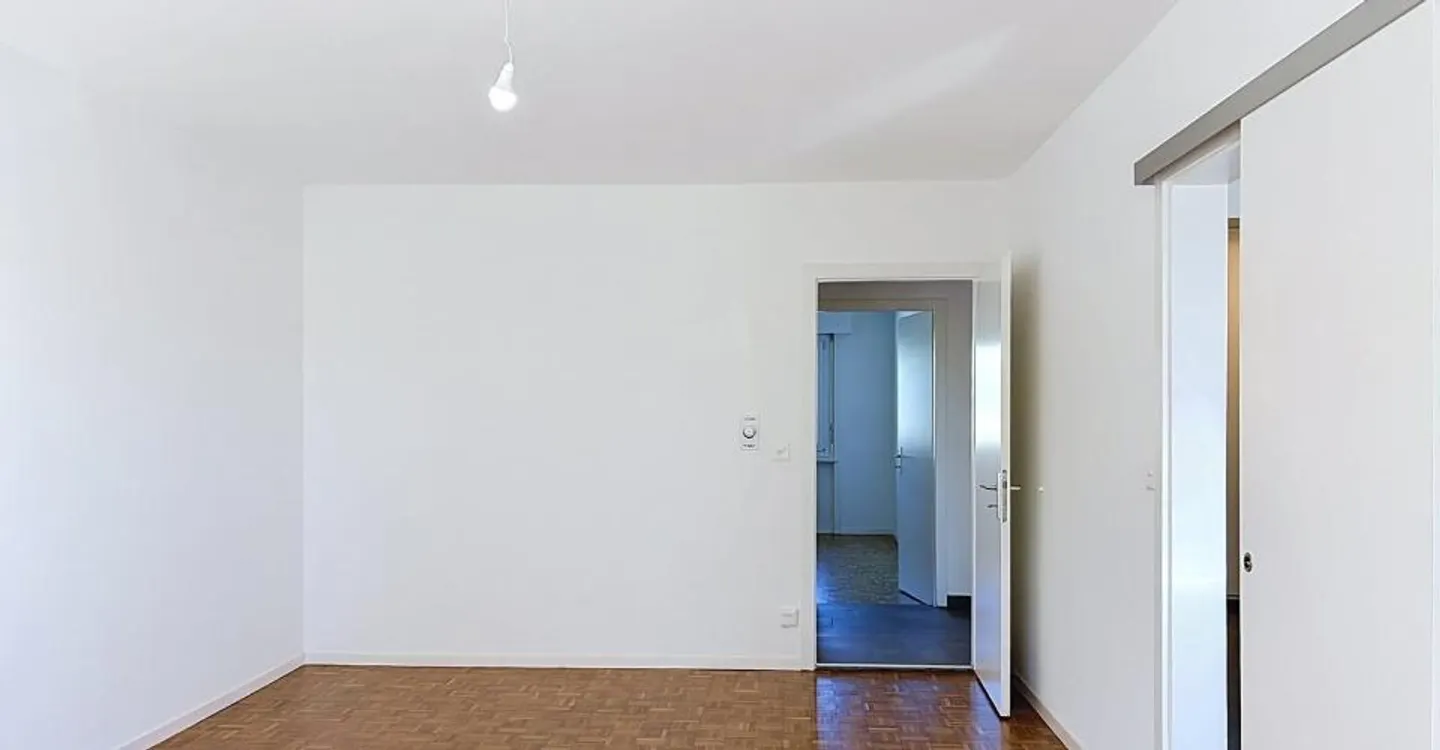 Spacieux logement de 3.5 pièces totalement rénové - Photo 4 sur 12