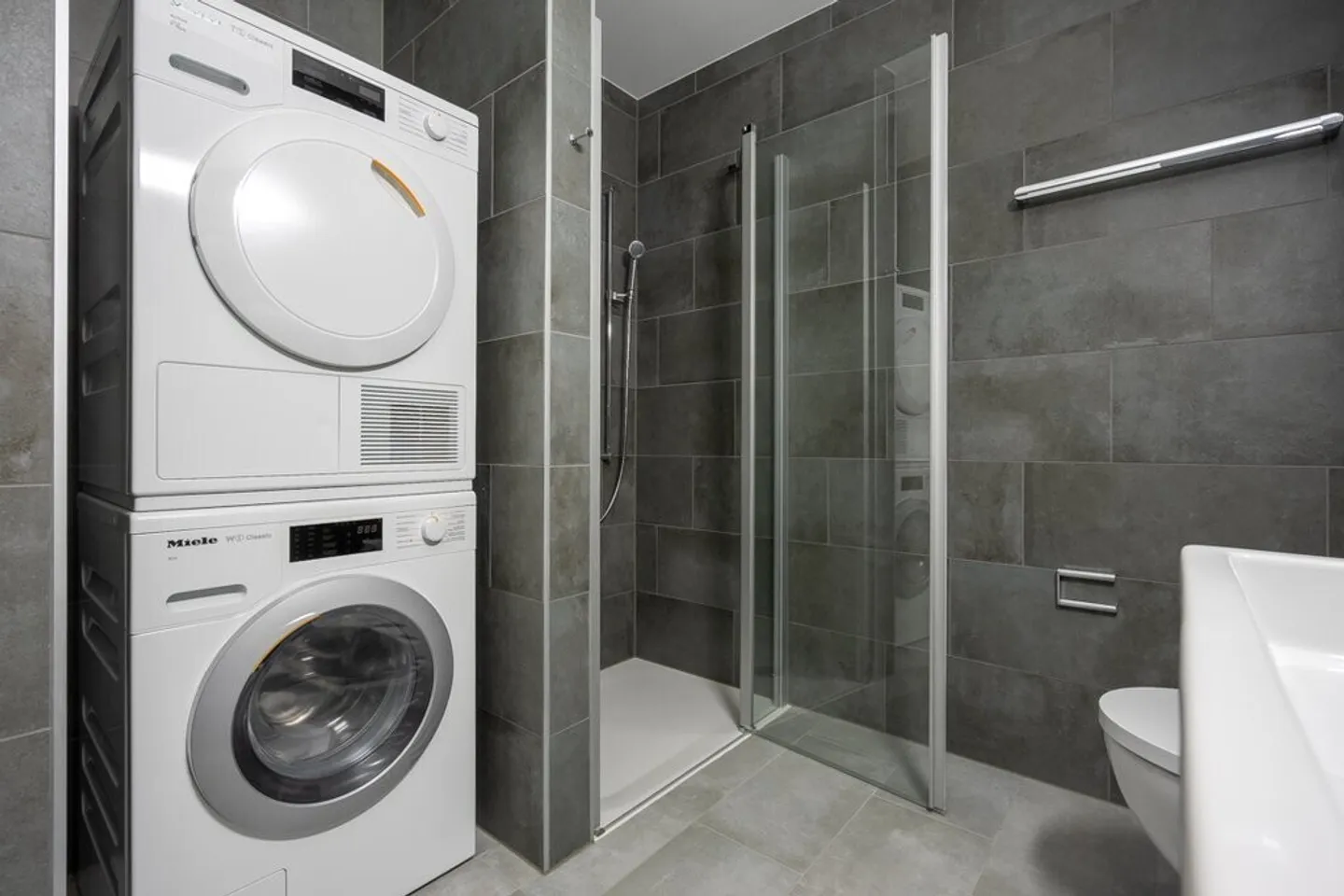 Appartement à louer avec 3,5 pièces, moderne et spacieux, entouré de verdure - Photo 7 sur 8