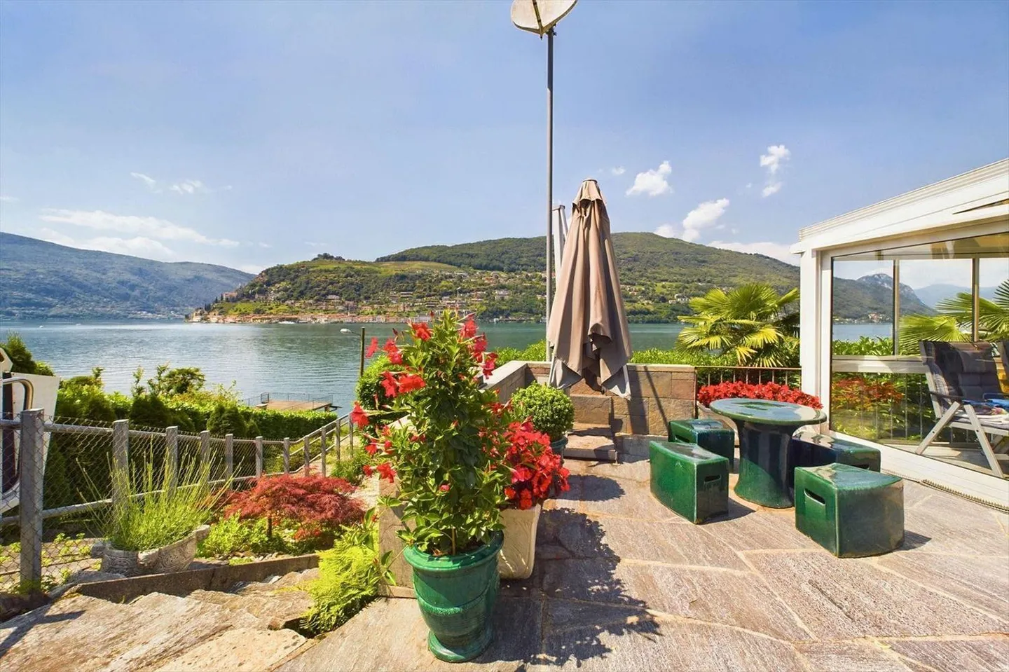 Una grande proprietà in riva al lago a Brusino Arsizio - Foto 1 di 13