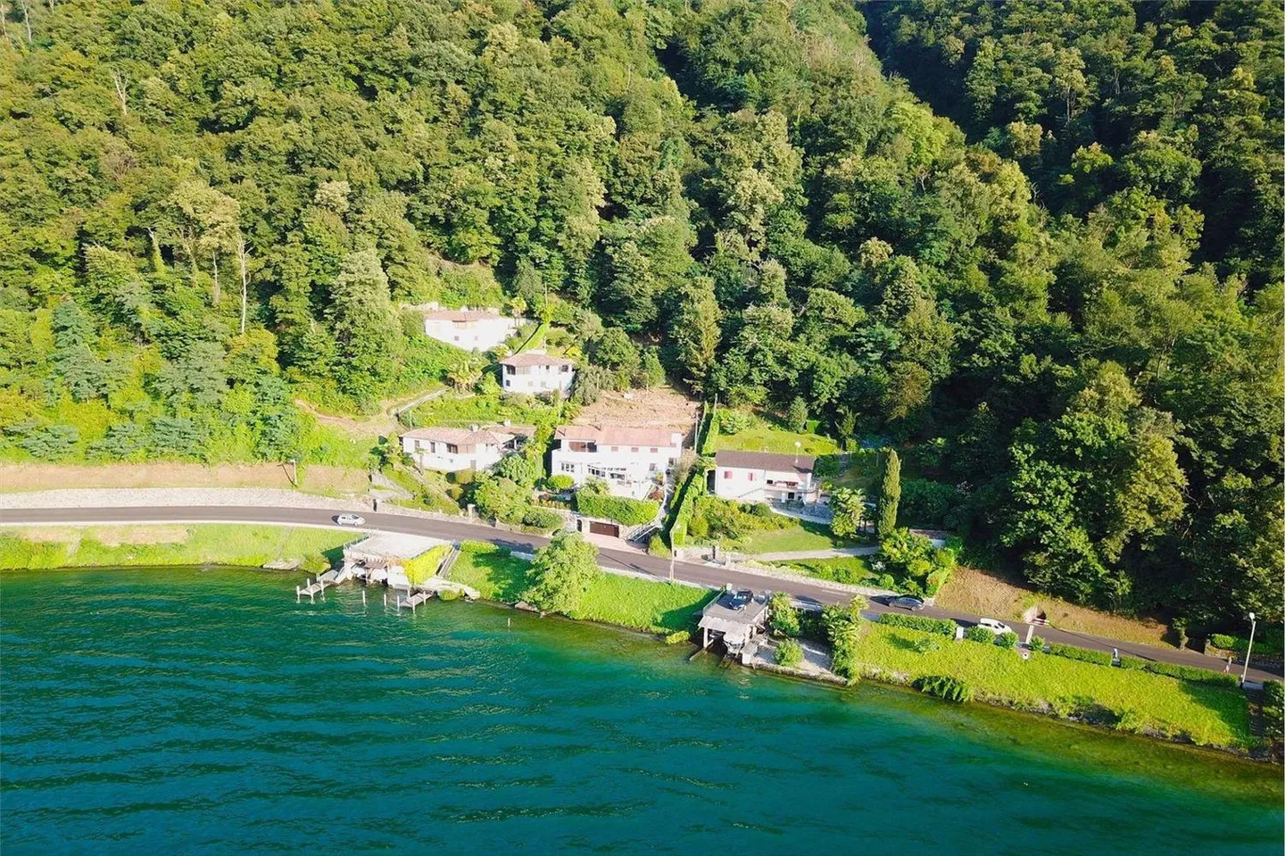 Una grande proprietà in riva al lago a Brusino Arsizio - Foto 3 di 13