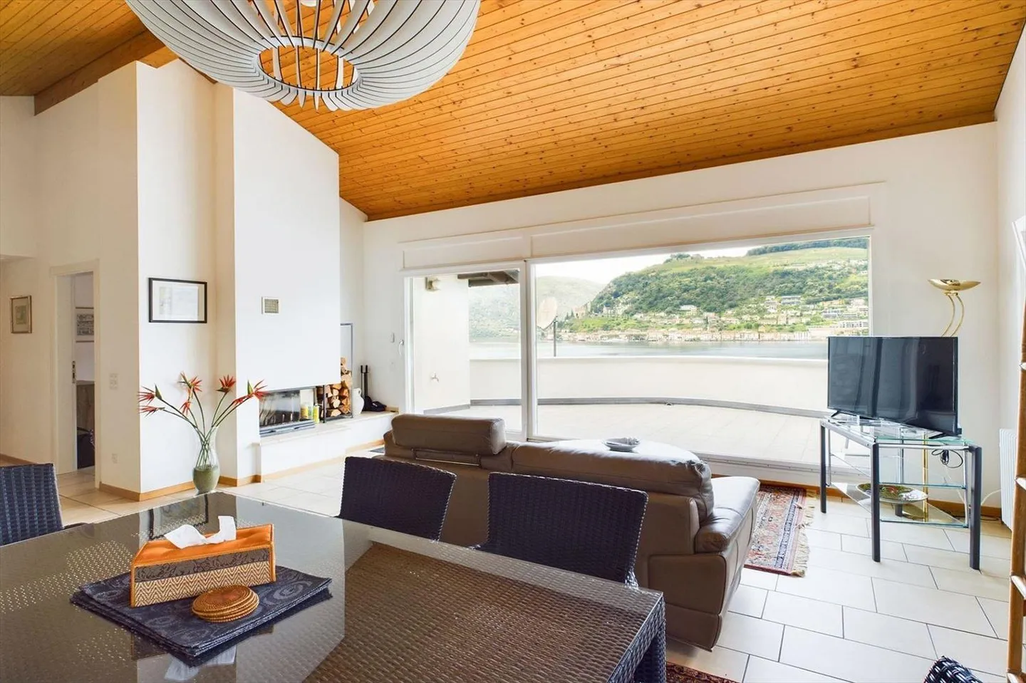 Una grande proprietà in riva al lago a Brusino Arsizio - Foto 5 di 13