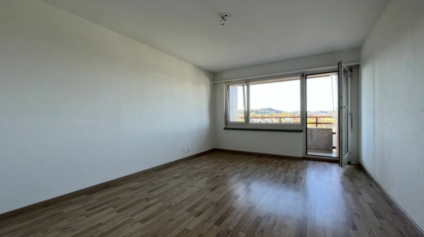 RENOVATED IN A CENTRAL, QUIET LOCATION - Photo 4 of 7