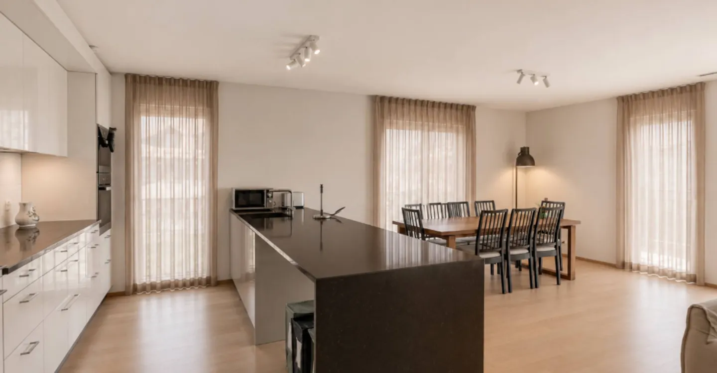 Komfort und Helligkeit für diese 4,5-Zimmer-Wohnung im Herzen des Dorfes - Foto 1 von 9
