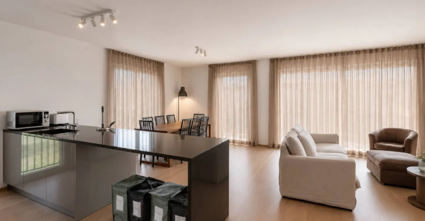 Komfort und Helligkeit für diese 4,5-Zimmer-Wohnung im Herzen des Dorfes - Foto 3 von 9