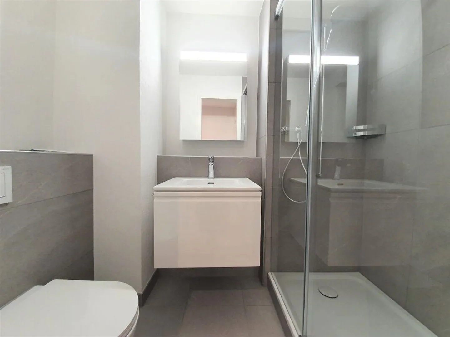 Appartement moderne dans un quartier résidentiel prisé - Photo 3 sur 9