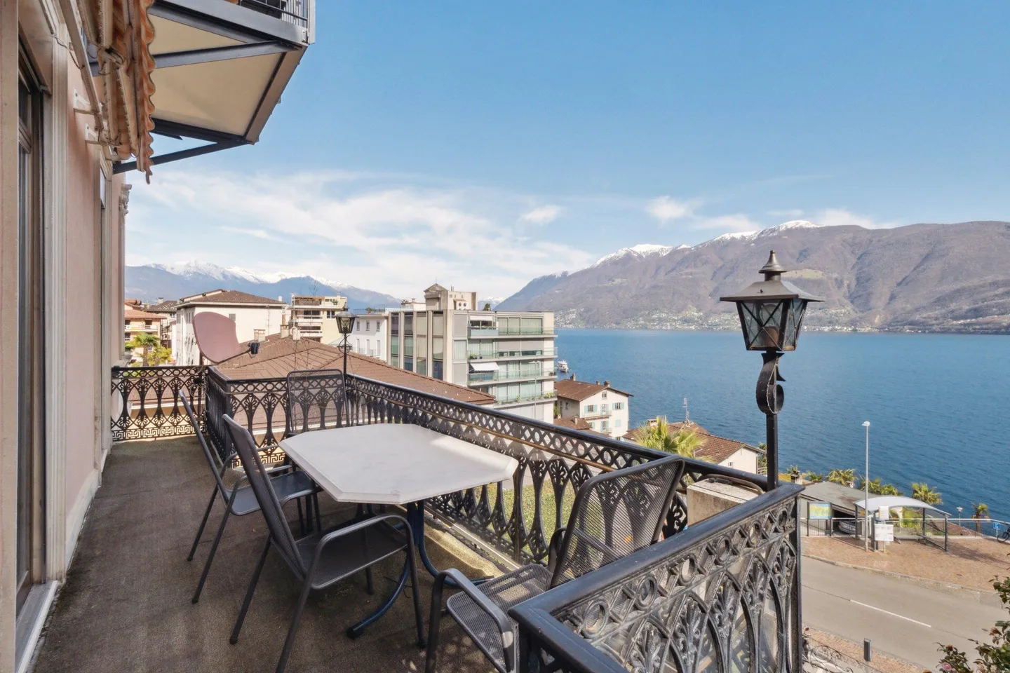 DIRECTLY ON LAKE MAGGIORE A UN PREZZO BARGAIN - Foto 1 di 8