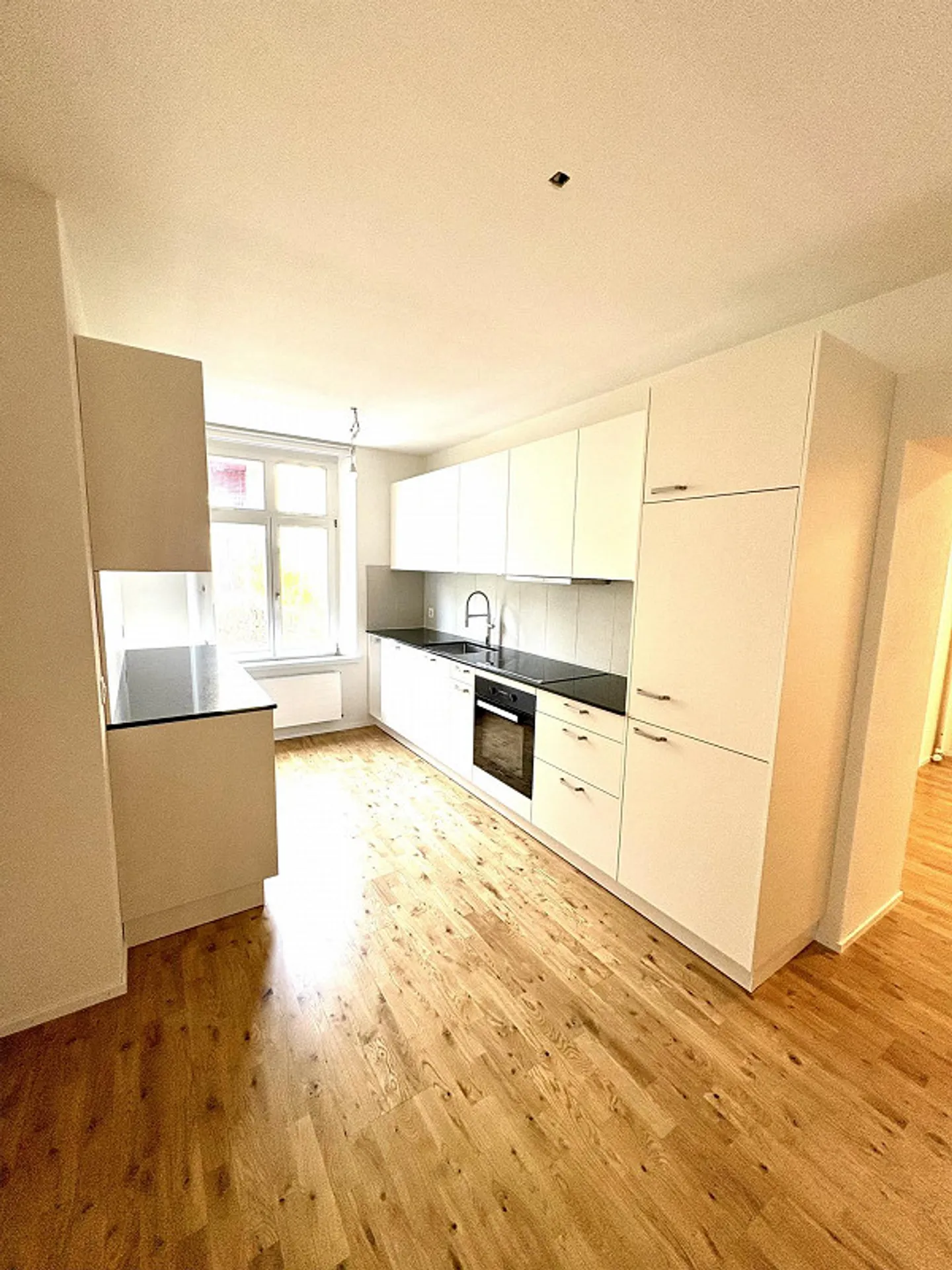 Charming 4.5 Room Apartment - Photo 2 of 7