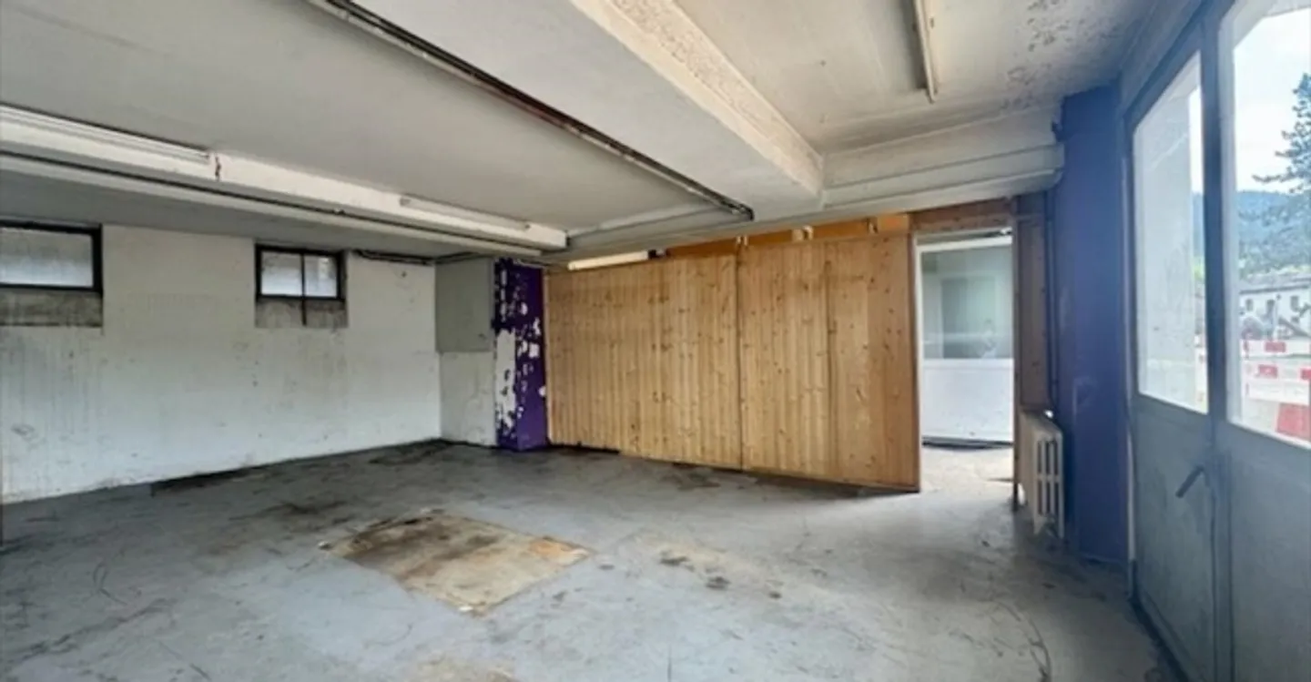 Mixed-use building for rent - Photo 5 of 11