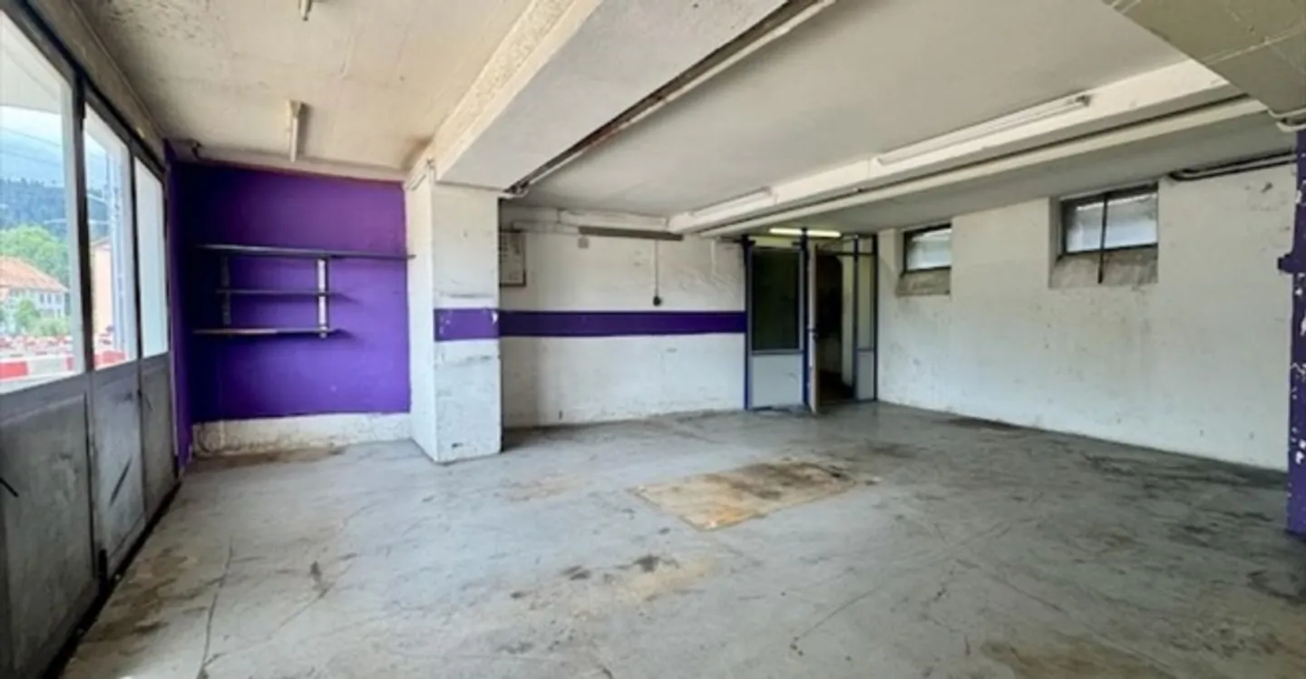 Mixed-use building for rent - Photo 6 of 11