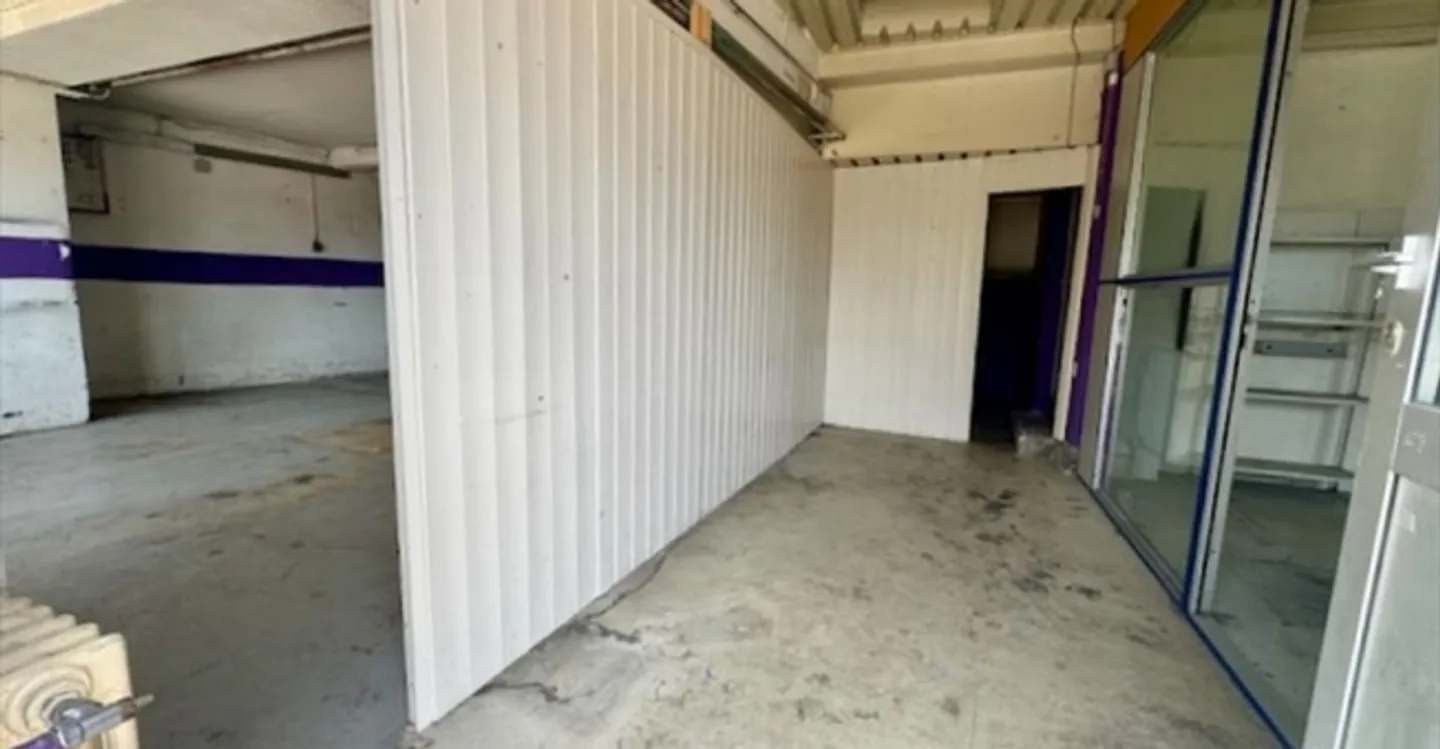 Mixed-use building for rent - Photo 8 of 11