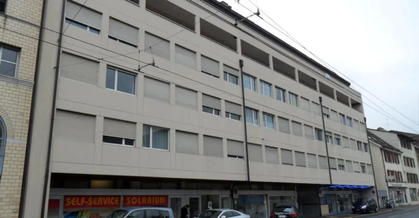 Local commercial idéalement situé avec 2 places de parc - Foto 1 di 1