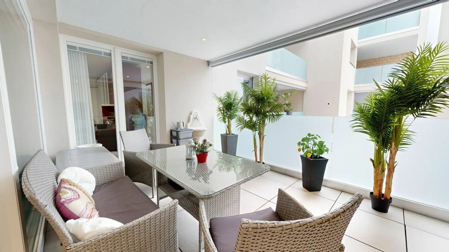 Elegant 3.5-room apartment with covered balcony in a prime location in Giubiasco - Photo 1 of 8