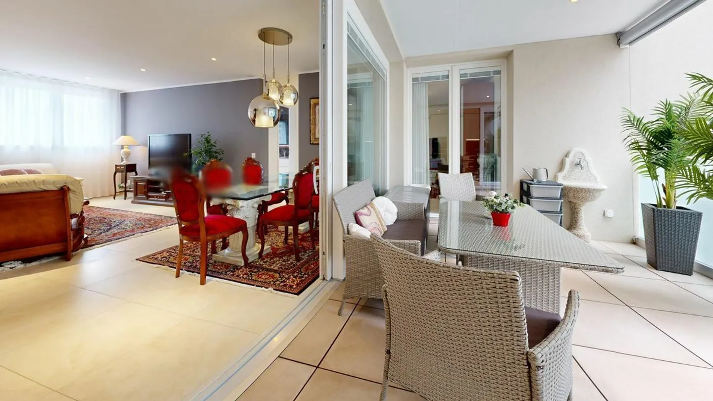 Elegant 3.5-room apartment with covered balcony in a prime location in Giubiasco - Photo 2 of 8