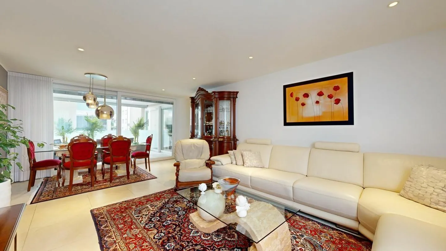 Elegant 3.5-room apartment with covered balcony in a prime location in Giubiasco - Photo 3 of 8