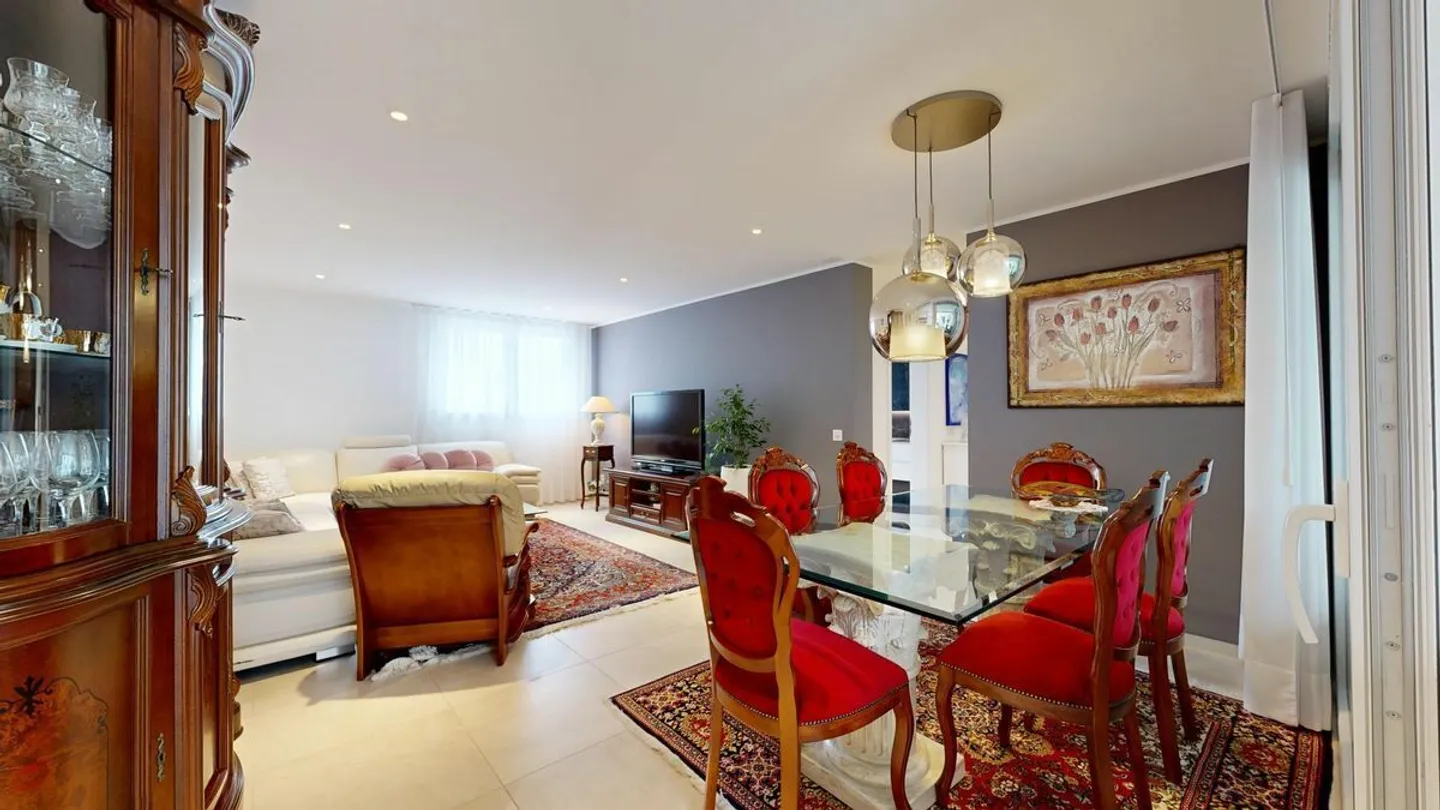 Elegant 3.5-room apartment with covered balcony in a prime location in Giubiasco - Photo 4 of 8