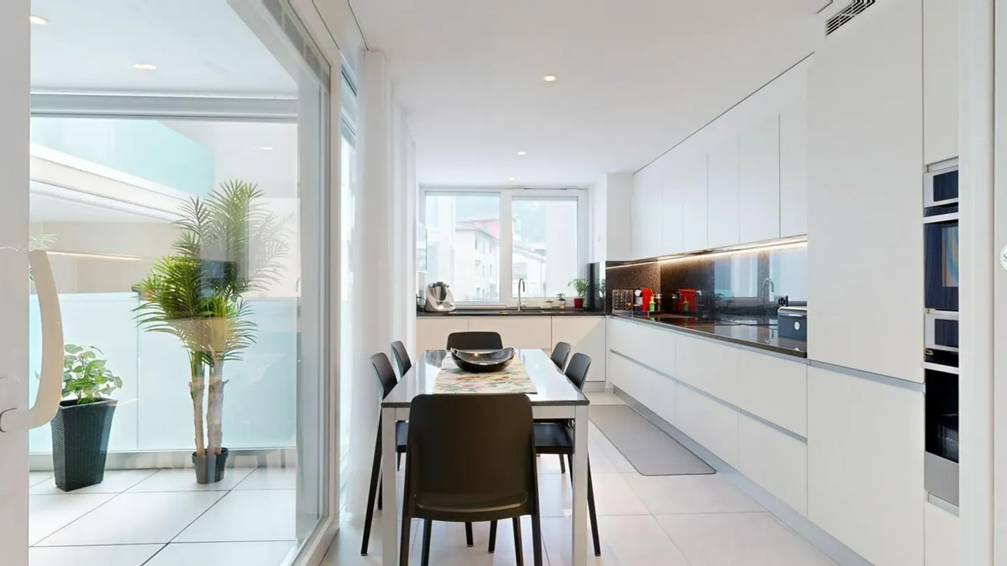 Elegant 3.5-room apartment with covered balcony in a prime location in Giubiasco - Photo 5 of 8
