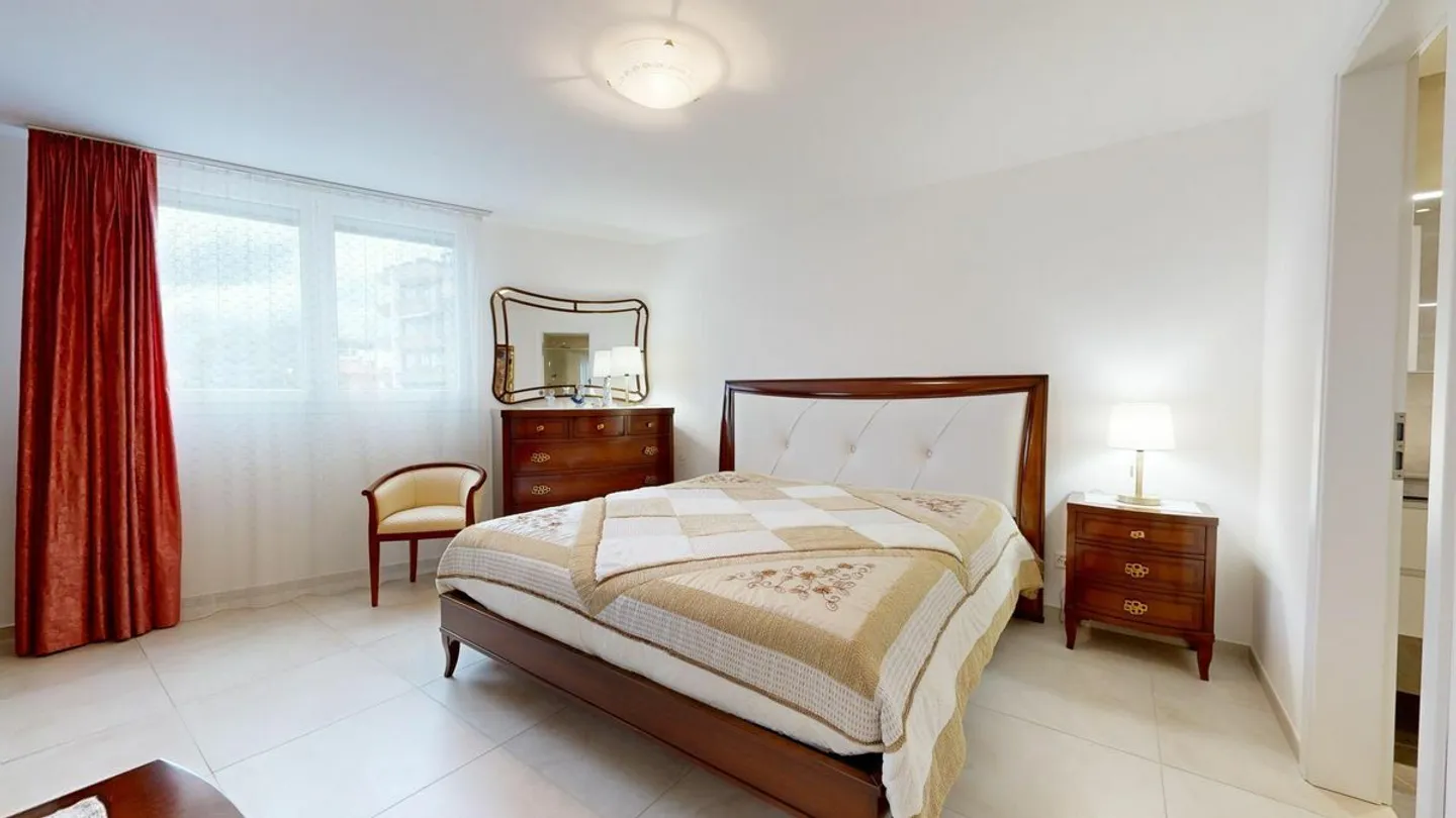 Elegant 3.5-room apartment with covered balcony in a prime location in Giubiasco - Photo 6 of 8