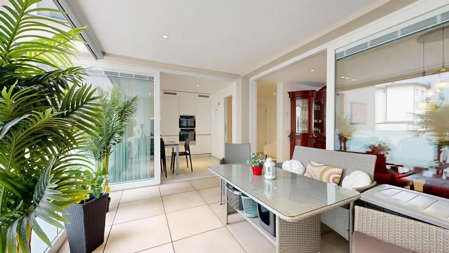 Elegant 3.5-room apartment with covered balcony in a prime location in Giubiasco - Photo 7 of 8