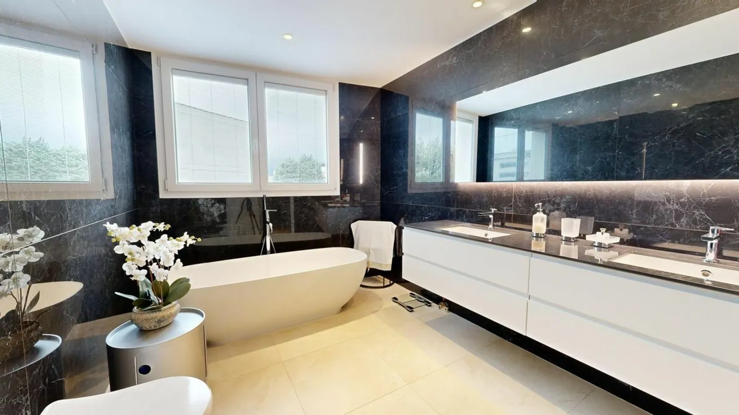 Elegant 3.5-room apartment with covered balcony in a prime location in Giubiasco - Photo 8 of 8