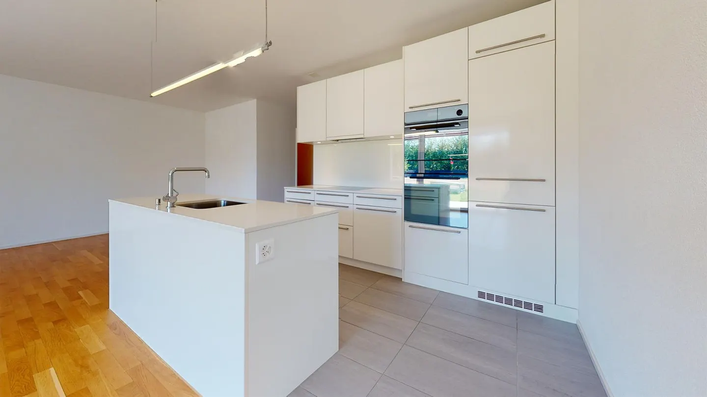 Bright Ground Floor Apartment - Photo 4 of 11