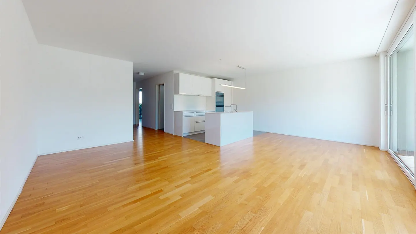 Bright Ground Floor Apartment - Photo 5 of 11