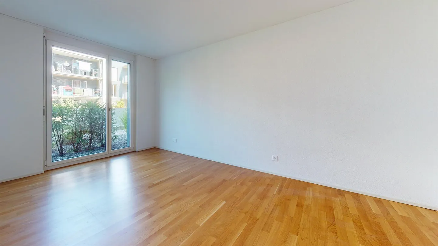 Bright Ground Floor Apartment - Photo 6 of 11
