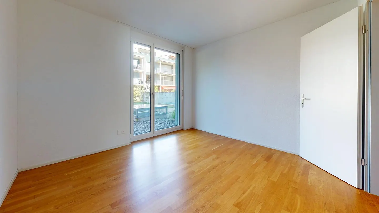Bright Ground Floor Apartment - Photo 7 of 11
