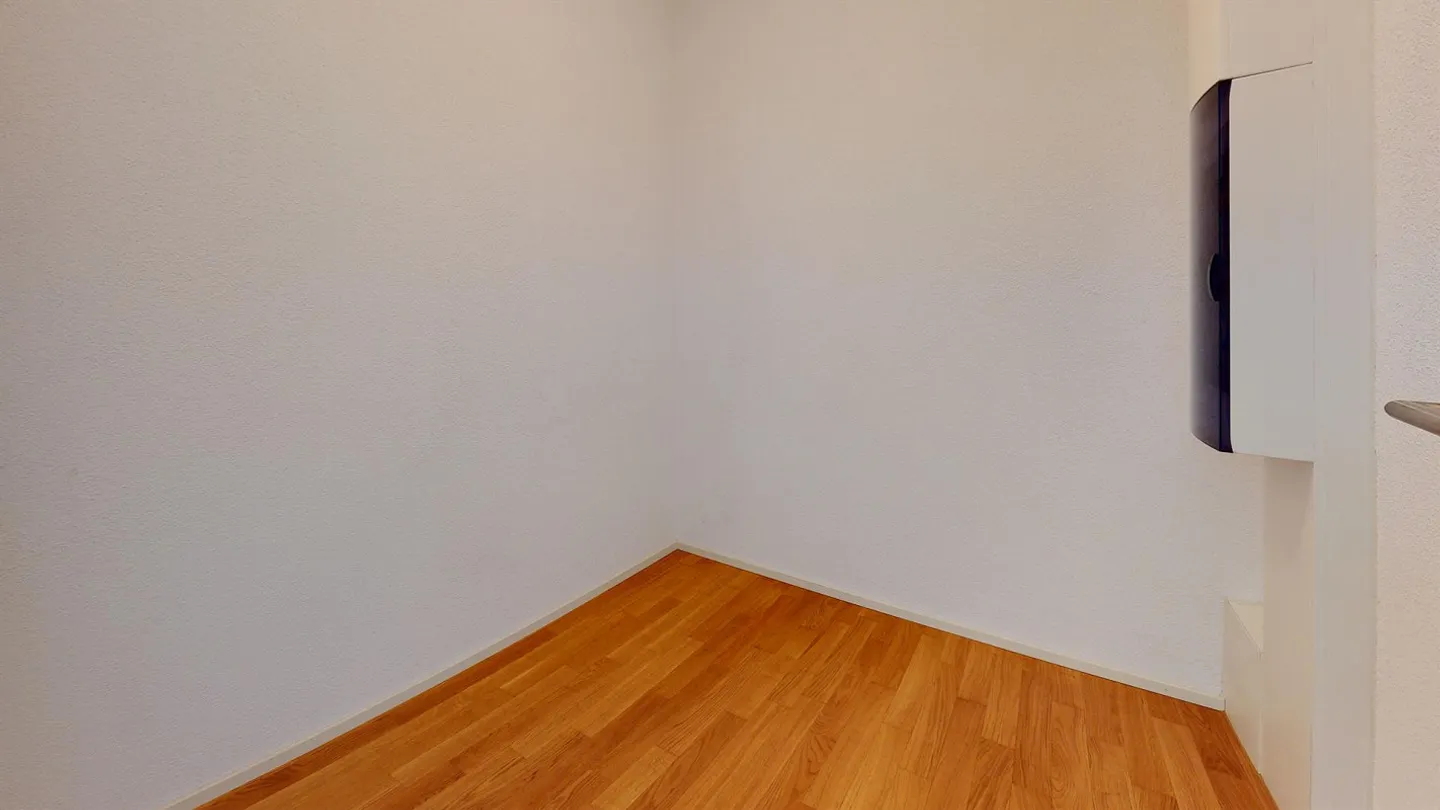 Bright Ground Floor Apartment - Photo 8 of 11
