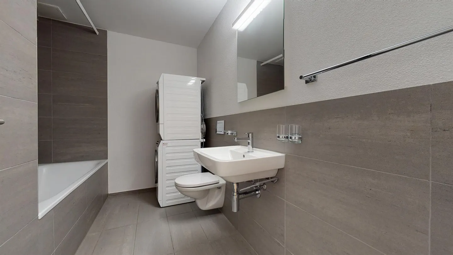 Bright Ground Floor Apartment - Photo 9 of 11