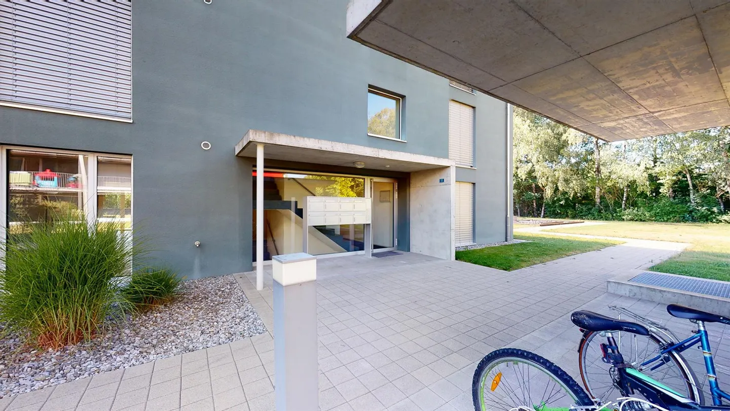 Bright Ground Floor Apartment - Photo 10 of 11