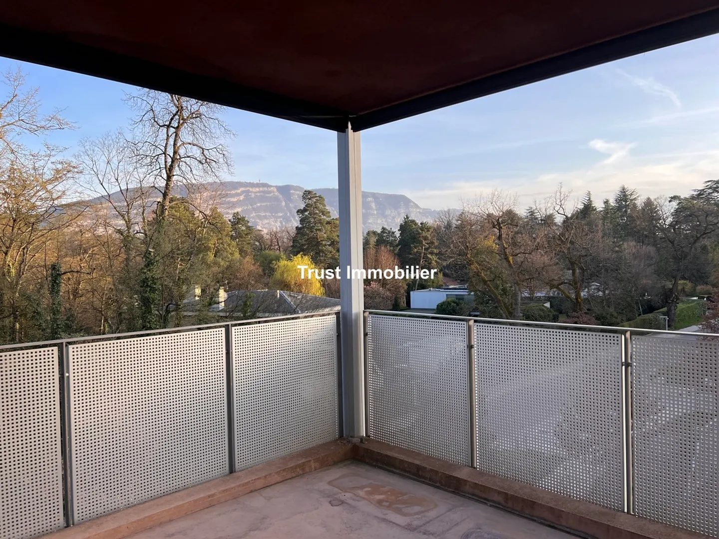 5006L. Grande appartamento in affitto - vista Salève - Conches - Foto 1 di 17