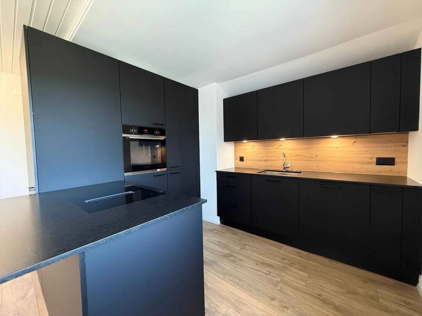 Rénovation totale, magnifique appartement situé dans les combles (type loft) - Photo 2 sur 10