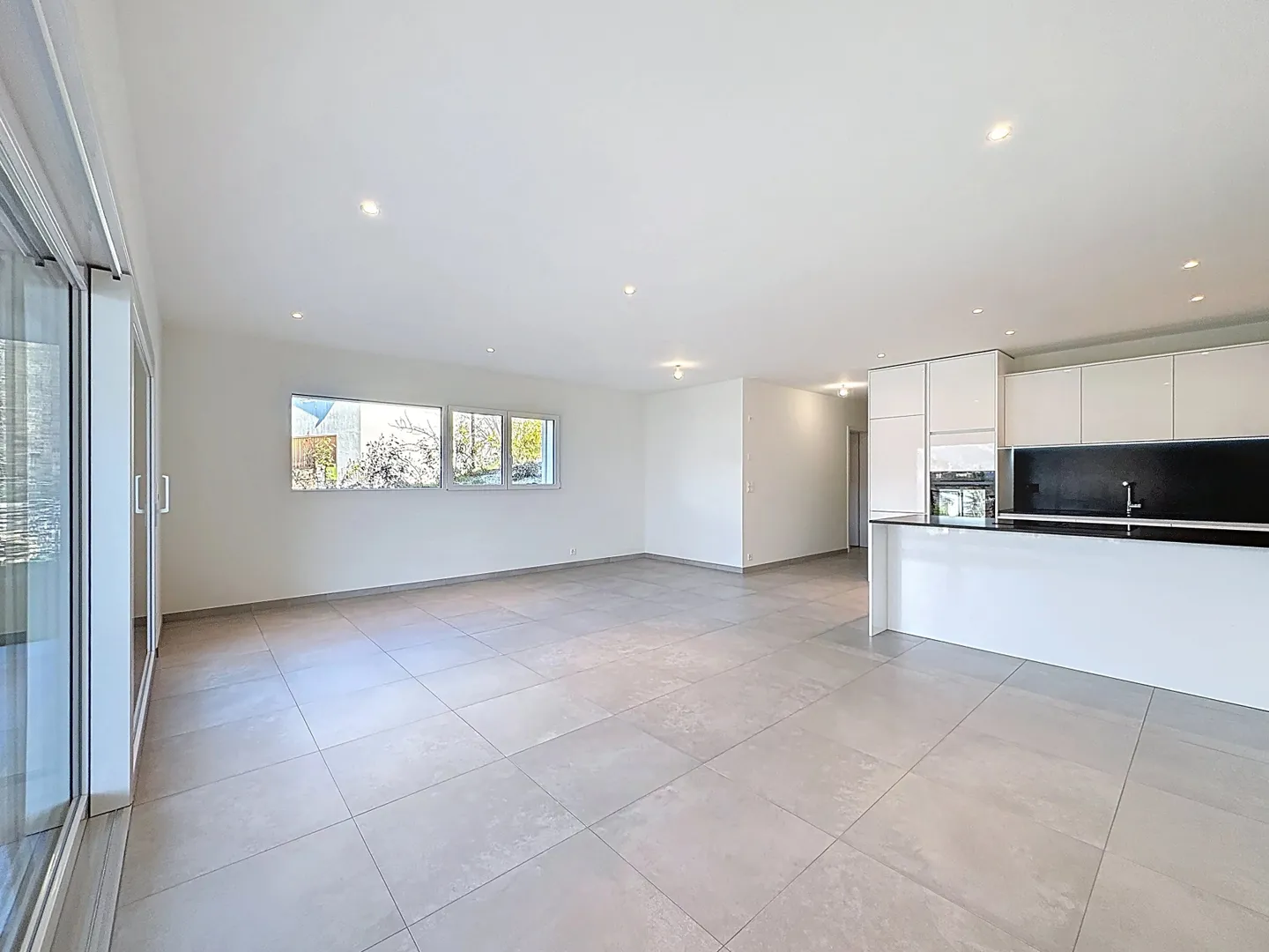 Ampio appartamento di 3,5 stanze con terrazza e giardino - Foto 2 di 12