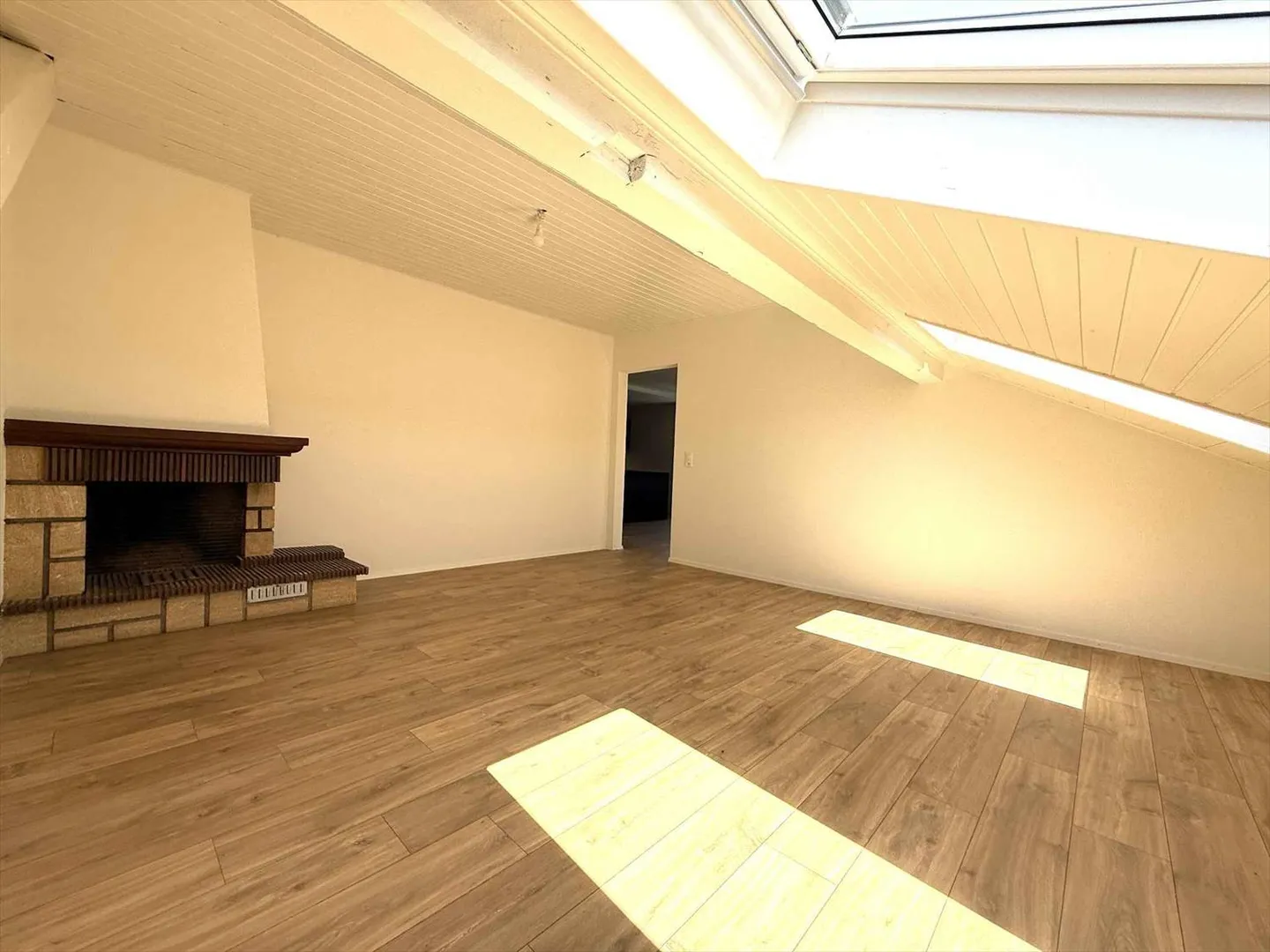 Rénovation totale, magnifique appartement situé dans les combles (type loft) - Photo 3 sur 10