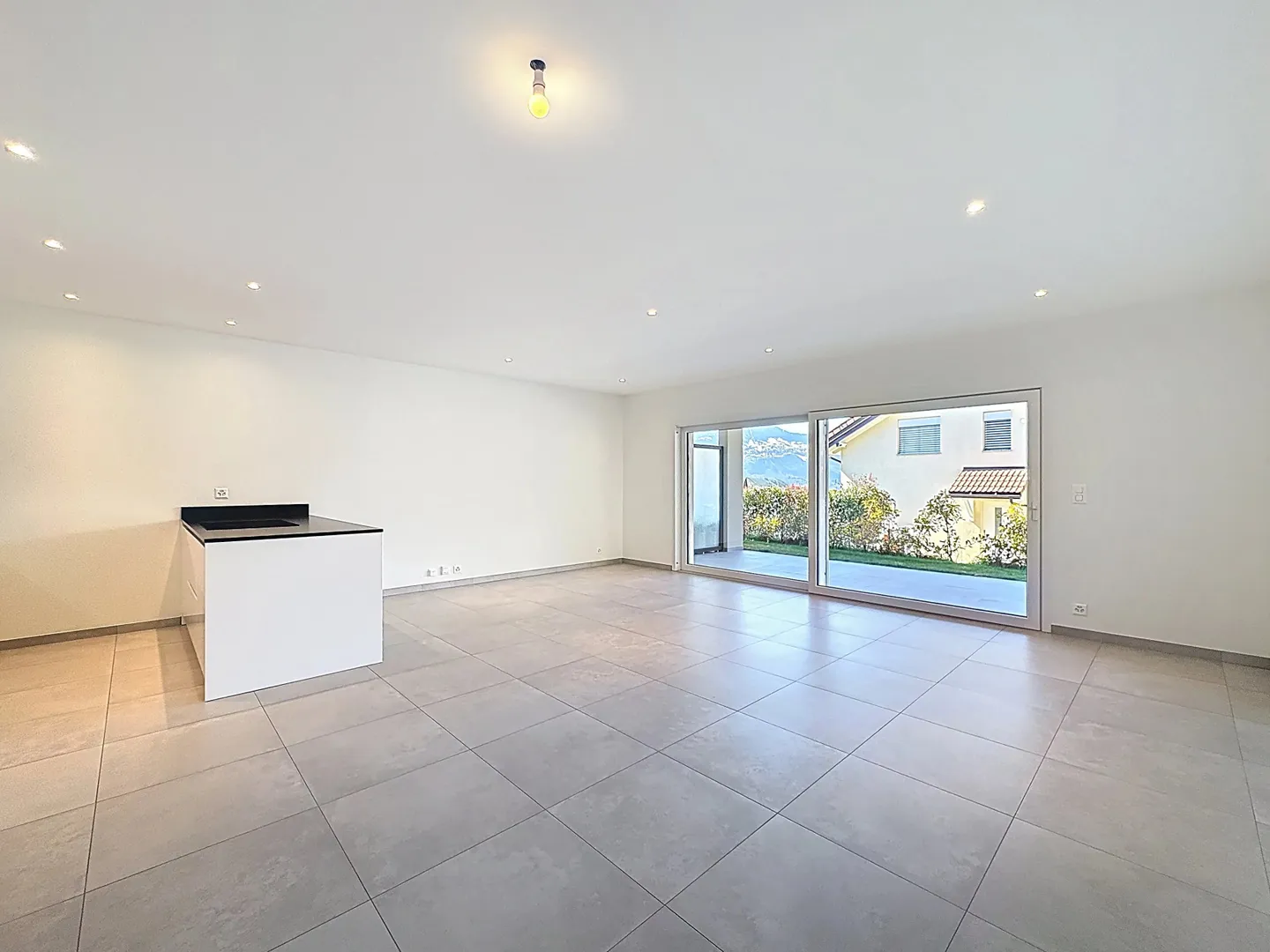 Ampio appartamento di 3,5 stanze con terrazza e giardino - Foto 3 di 12