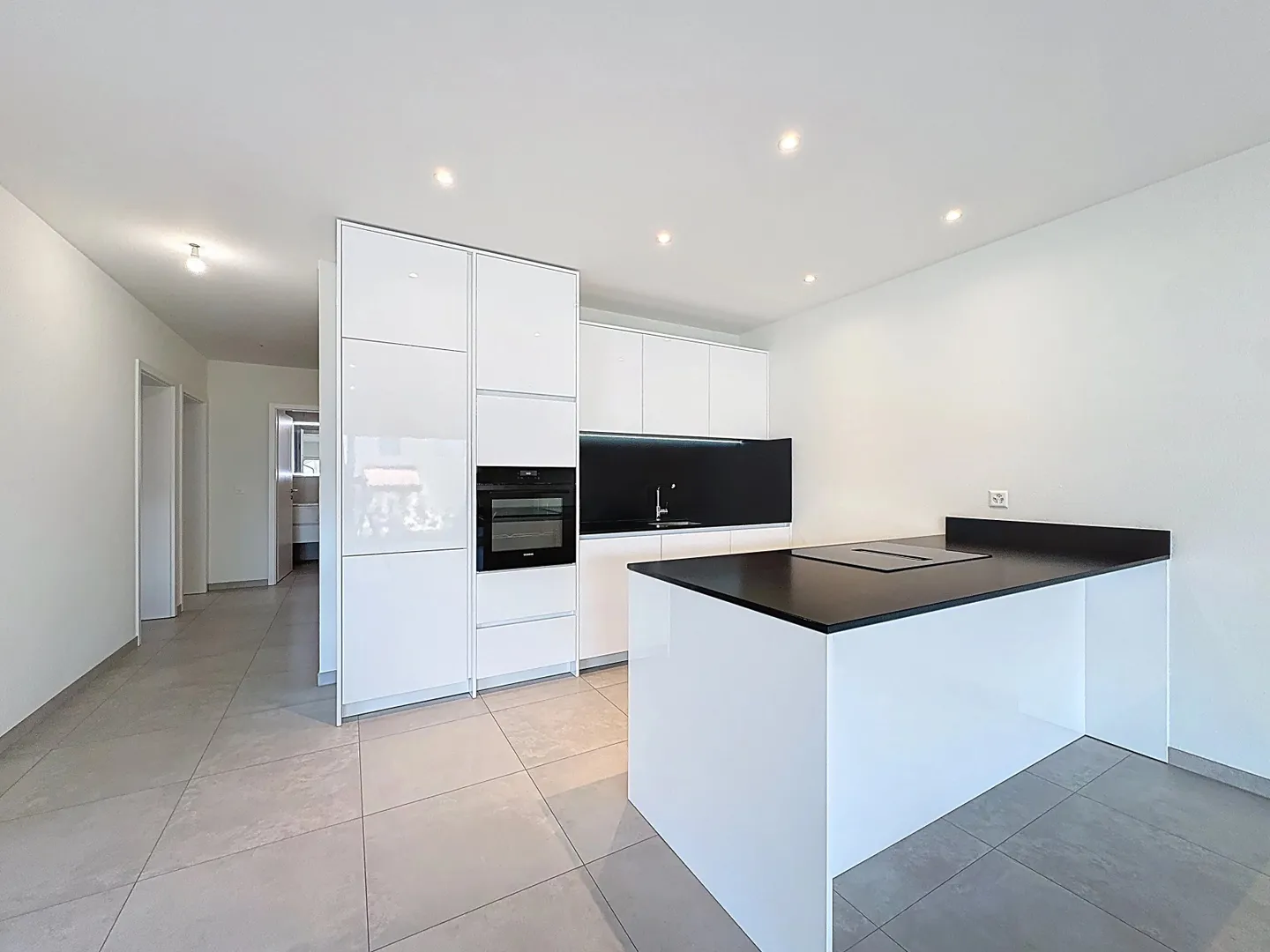 Ampio appartamento di 3,5 stanze con terrazza e giardino - Foto 4 di 12