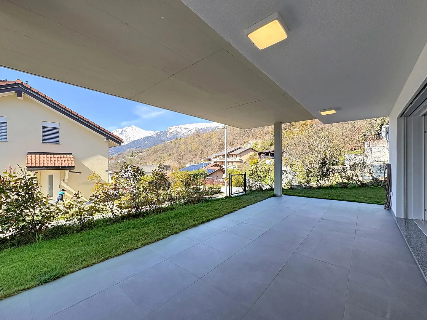 Ampio appartamento di 3,5 stanze con terrazza e giardino - Foto 7 di 12