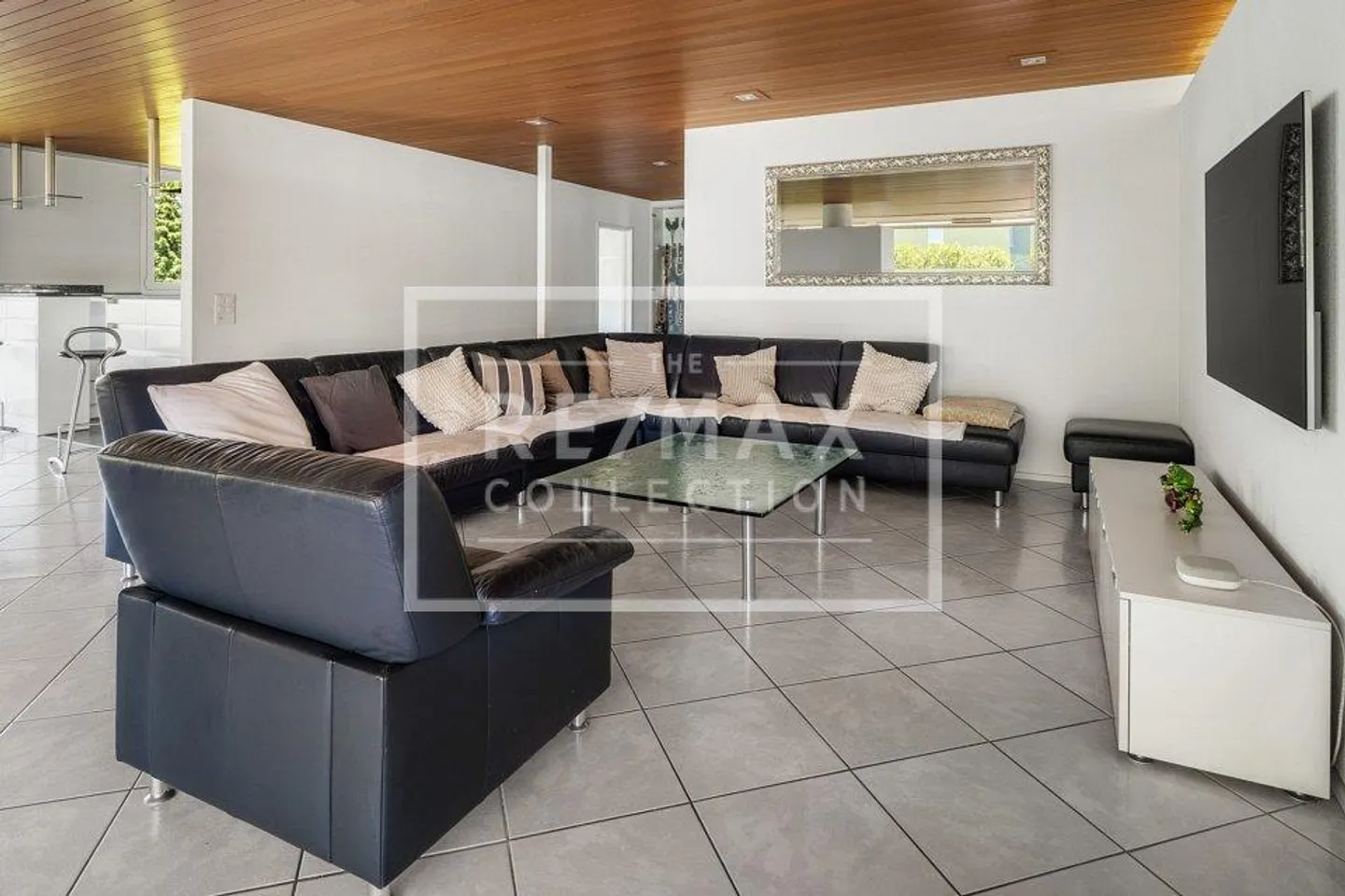 Spacious and bright penthouse apartment with 7 rooms - Photo 3 of 13