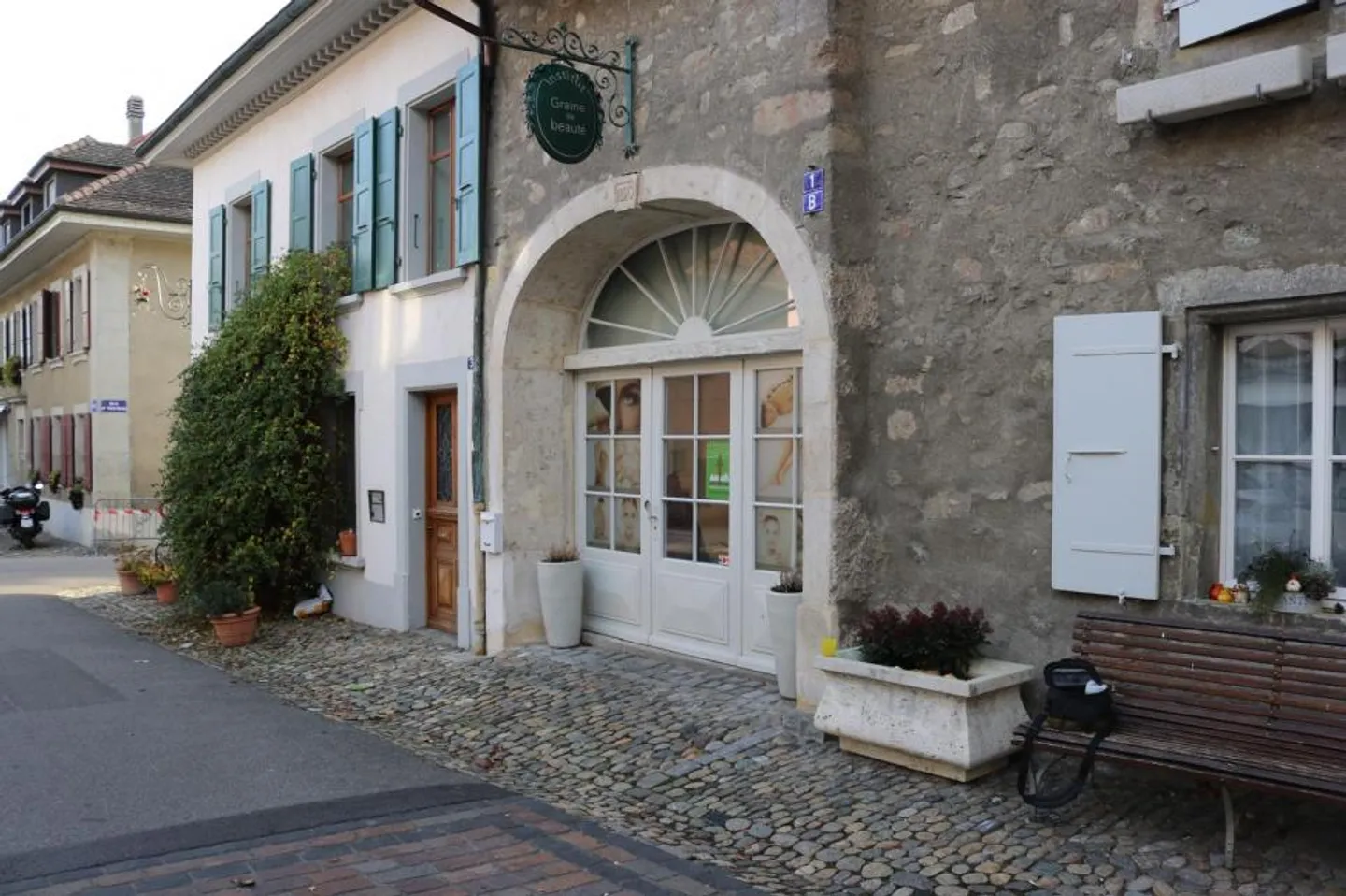 Cabine dans un institut de beauté au cœur de l'ancien centre-ville de Saint-Prex à louer - Photo 1 sur 5