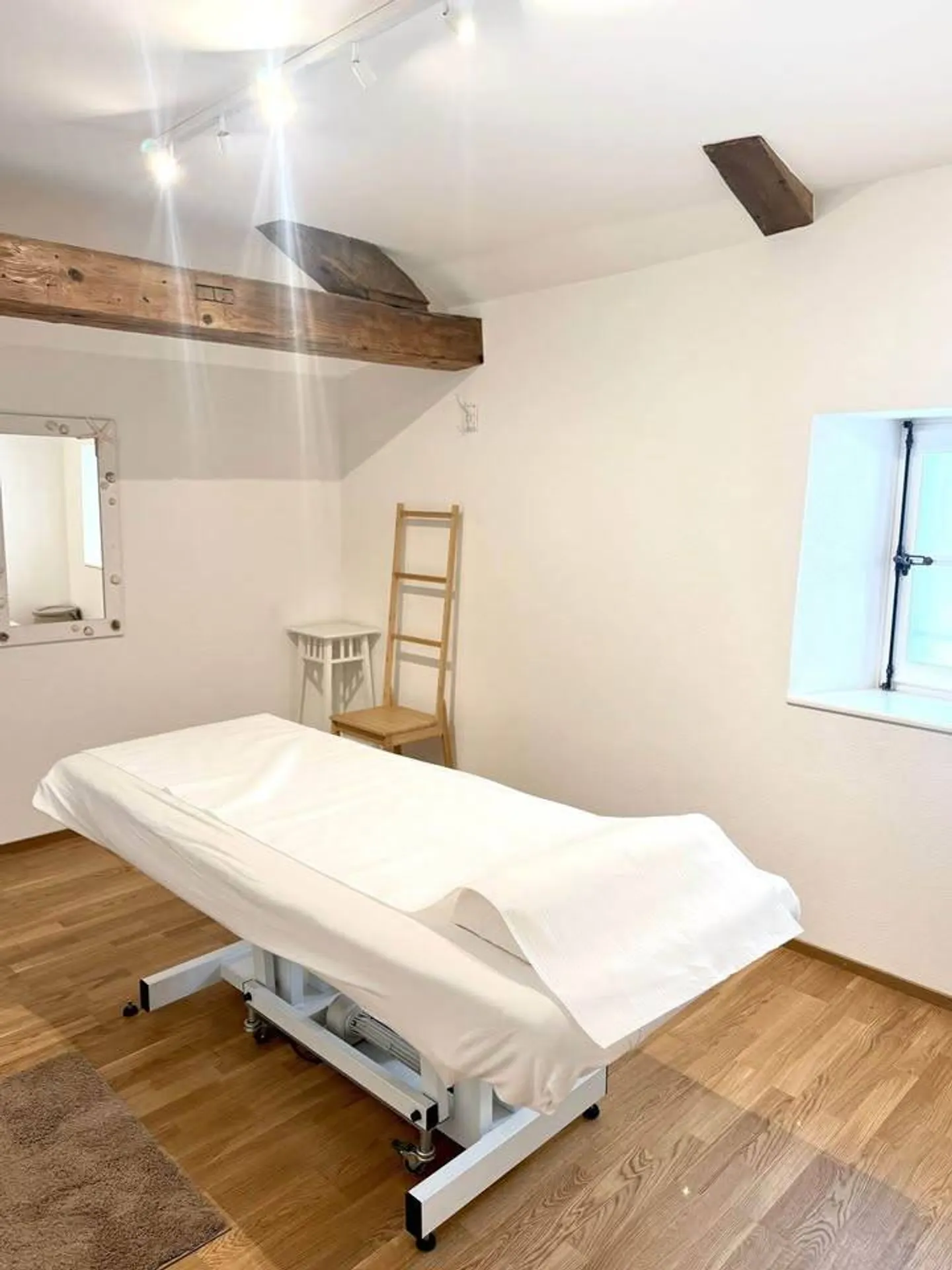 Cabine dans un institut de beauté au cœur de l'ancien centre-ville de Saint-Prex à louer - Photo 3 sur 5