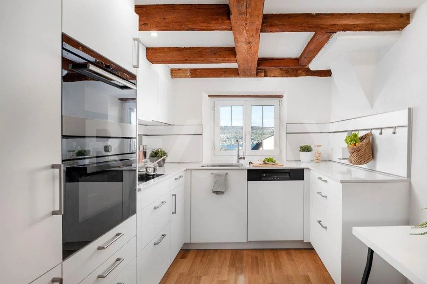 Casa angolare di 5 stanze appena ristrutturata con vista lago! - Foto 6 di 13