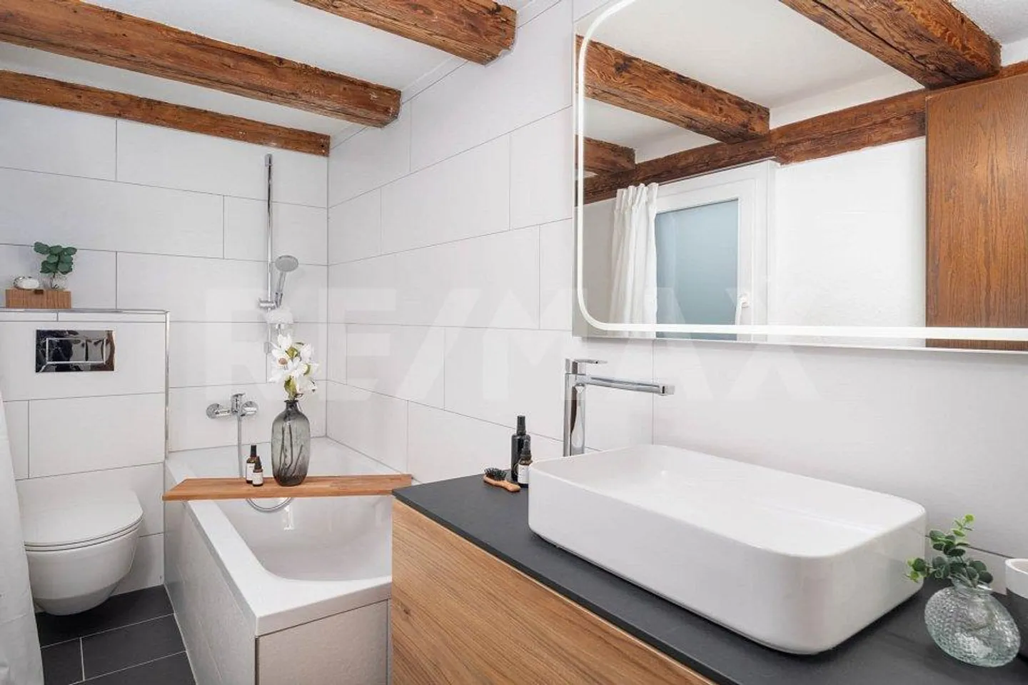 Casa angolare di 5 stanze appena ristrutturata con vista lago! - Foto 7 di 13