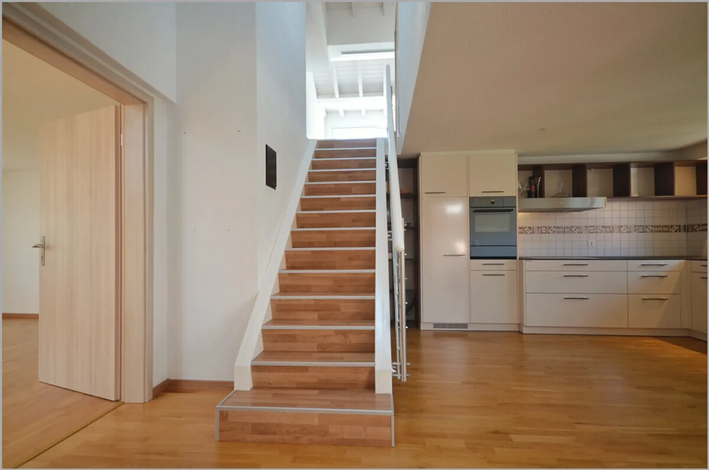 Moderne Attika-Maisonette mit traumhafter Aussicht! - Foto 3 von 13