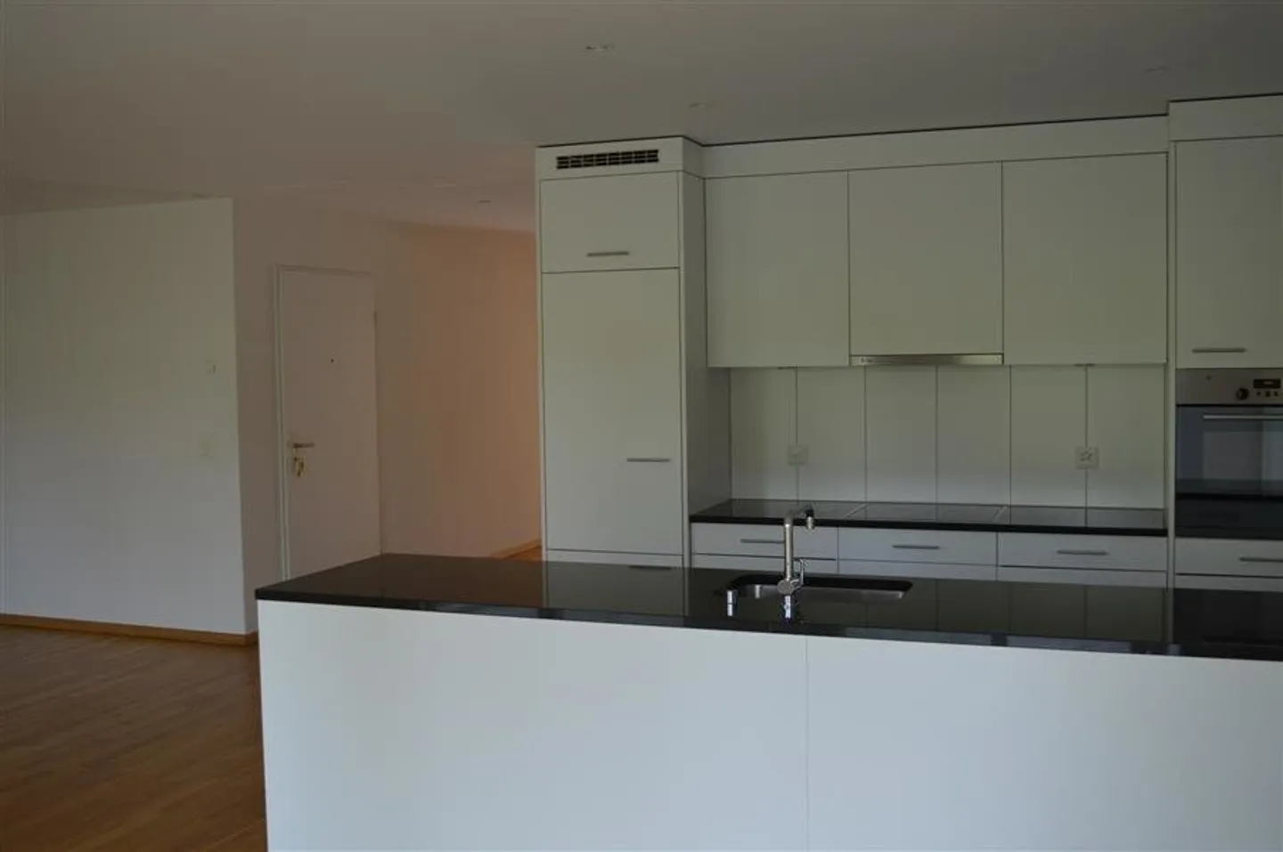 Sunny apartment in well-maintained property with lots of charm - Photo 5 of 8